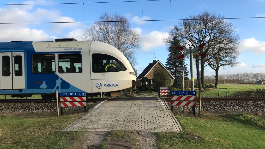 De onbewaakte overweg bij het huis van Lies Middendorf in Dalen (Rechten: Serge Vinkenvleugel/RTV Drenthe)