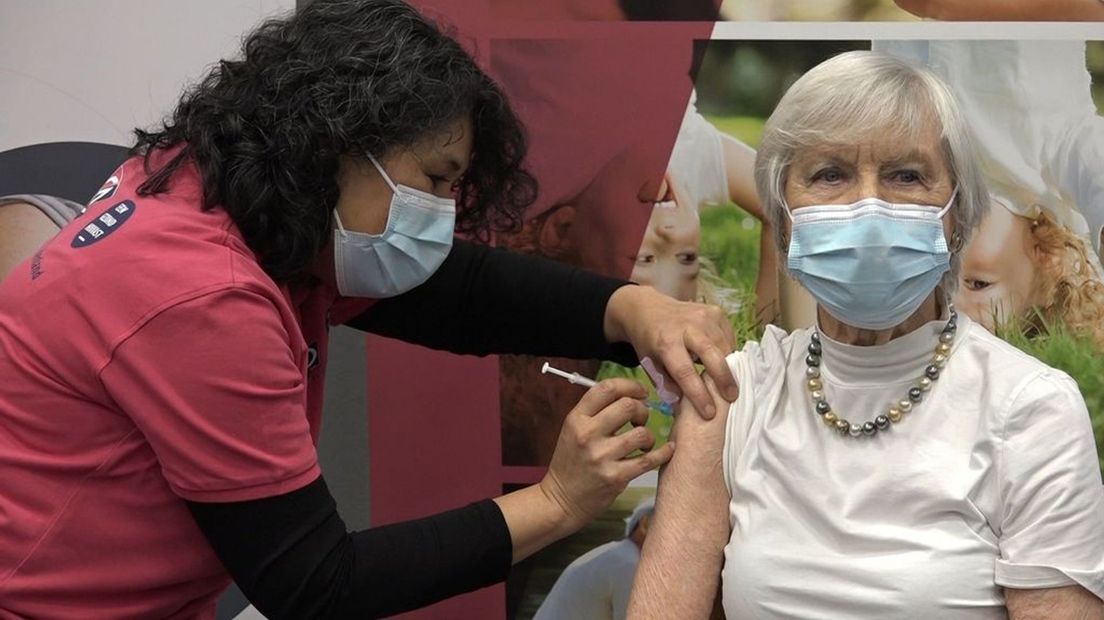 Steeds meer zorgmedewerkers en ouderen zijn gevaccineerd tegen het coronavirus.