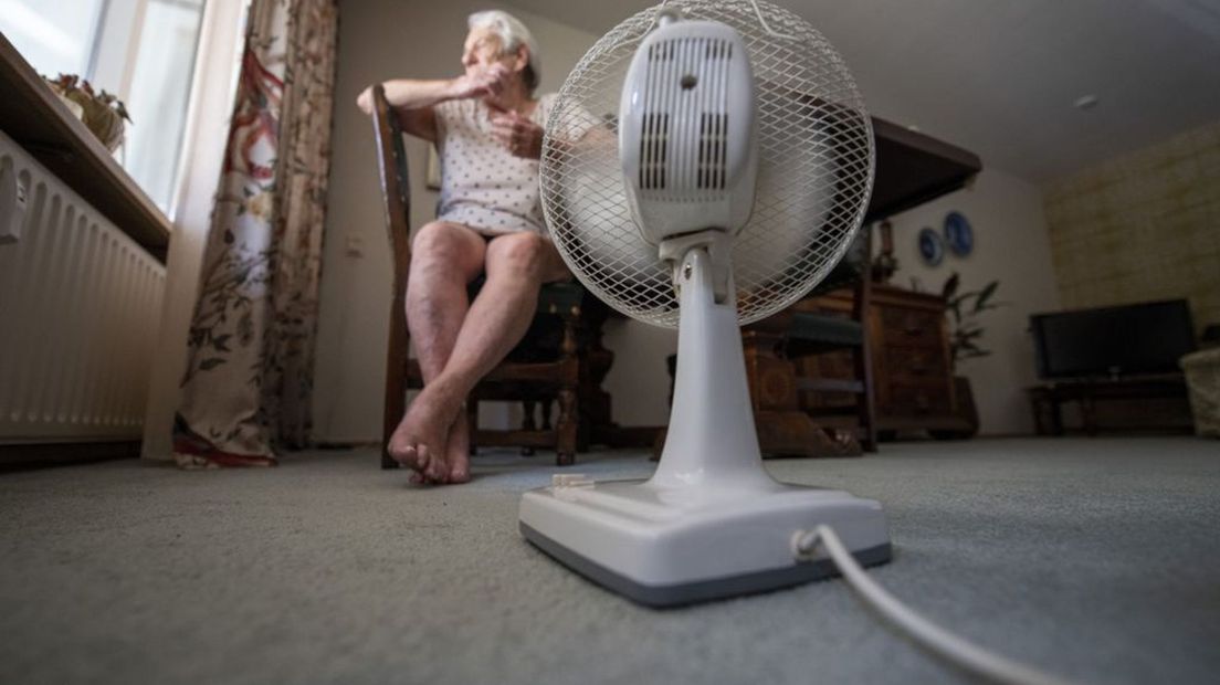 Een oude dame is in haar huis tijdens de hittegolf.