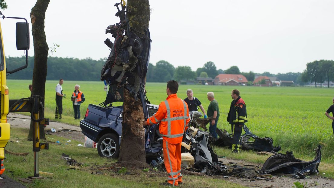 Het autowrak wordt weggehaald