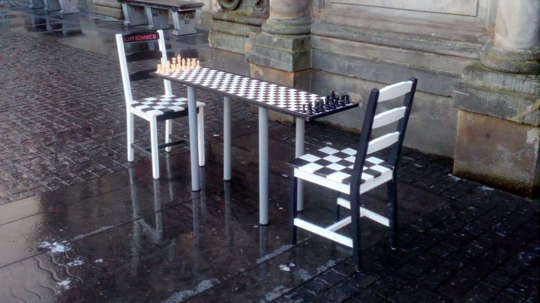 De gestolen schaaktafel op zijn originele plaats