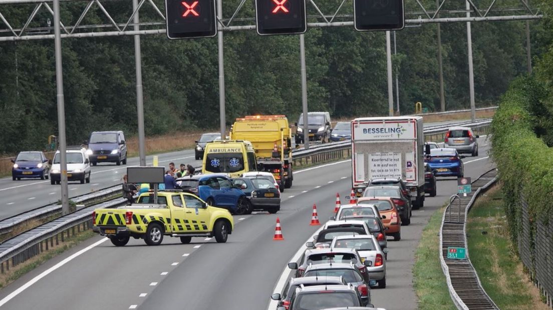 Op de A1 richting Amsterdam zijn dinsdagavond ter hoogte van Terschuur 7 auto's op elkaar gebotst. Dat meldt de ANWB.