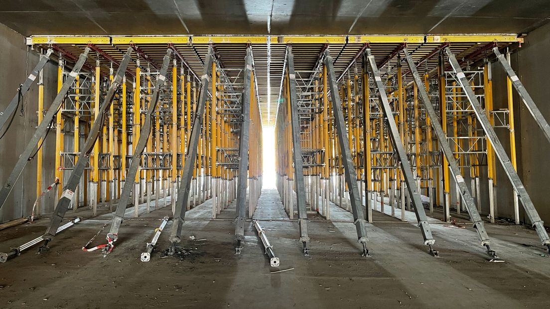 Bovenop deze constructie wordt het dak van de verdiepte ligging gebouwd