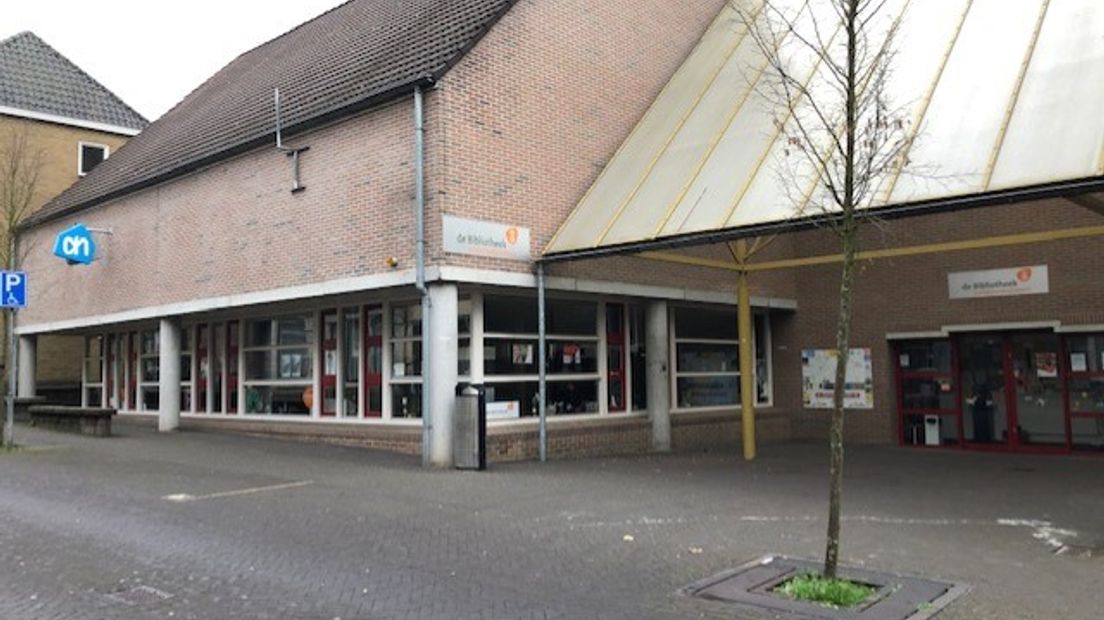 De Albert Heijn op de Hoven in Aalten mag uitbreiden met drie appartementen boven de supermarkt en een parkeerkelder eronder. Dat betekent dat de bibliotheek naar de Lage Blik verhuist. De gemeenteraad van Aalten had er dinsdagavond unaniem 334.000 euro voor over.