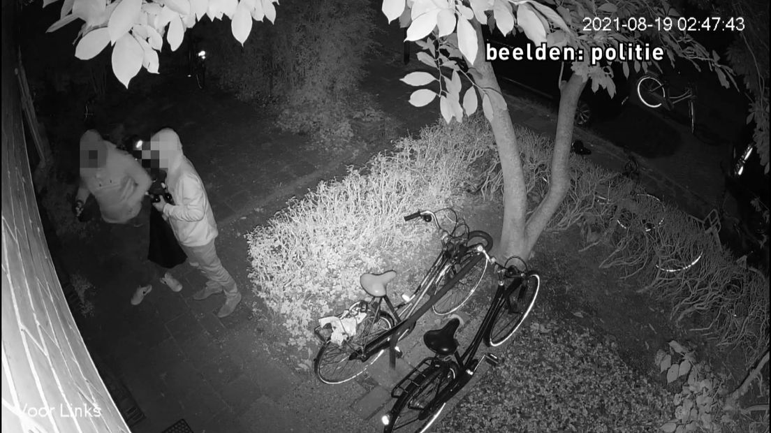 De twee verdachten voor het huis van Willem Groeneveld even voor de aanslag