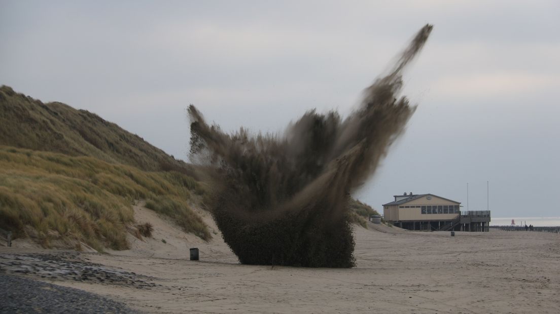 Antitankmijn ontploft op strand Westkapelle (video)