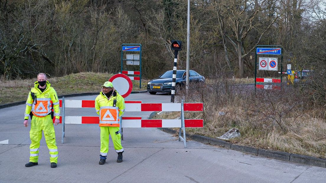 Verkeersregelaars houden het verkeer bij Meijendel tegen