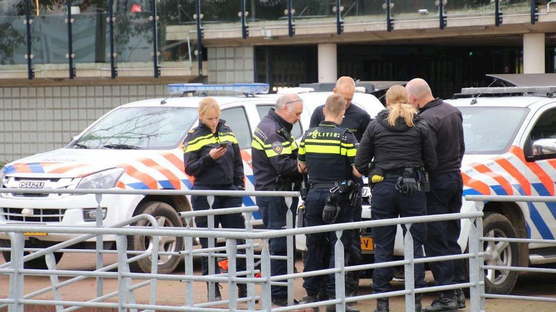 Politie vist door verdacht persoon in water gegooid voorwerp op in Zwolle RTV Oost