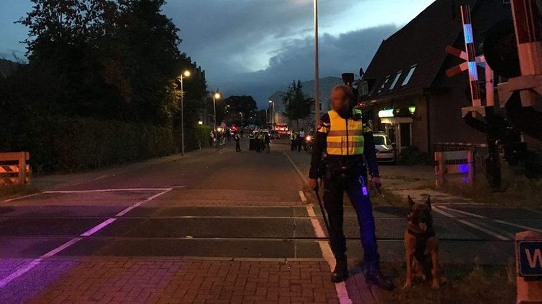 Agenten met politiehonden dreven de supporters uit elkaar.