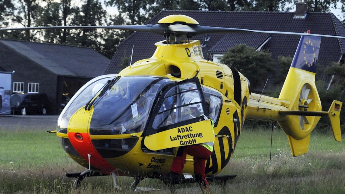 Traumahelikopter staat klaar om gewonde vrouw te vervoeren