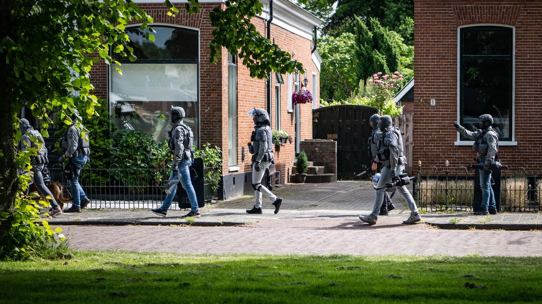 De Dienst Speciale Interventies (DSI) in de Noorderstraat in Sappemeer