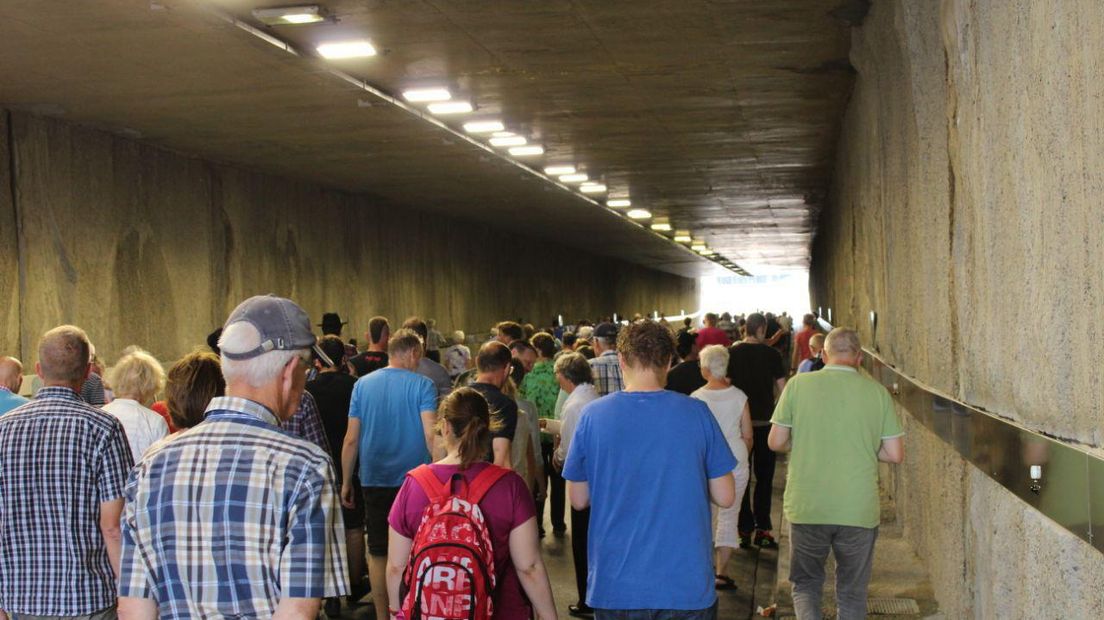 Voor één keer mogen voetgangers de tunnel in (Rechten: Van Oost Media)