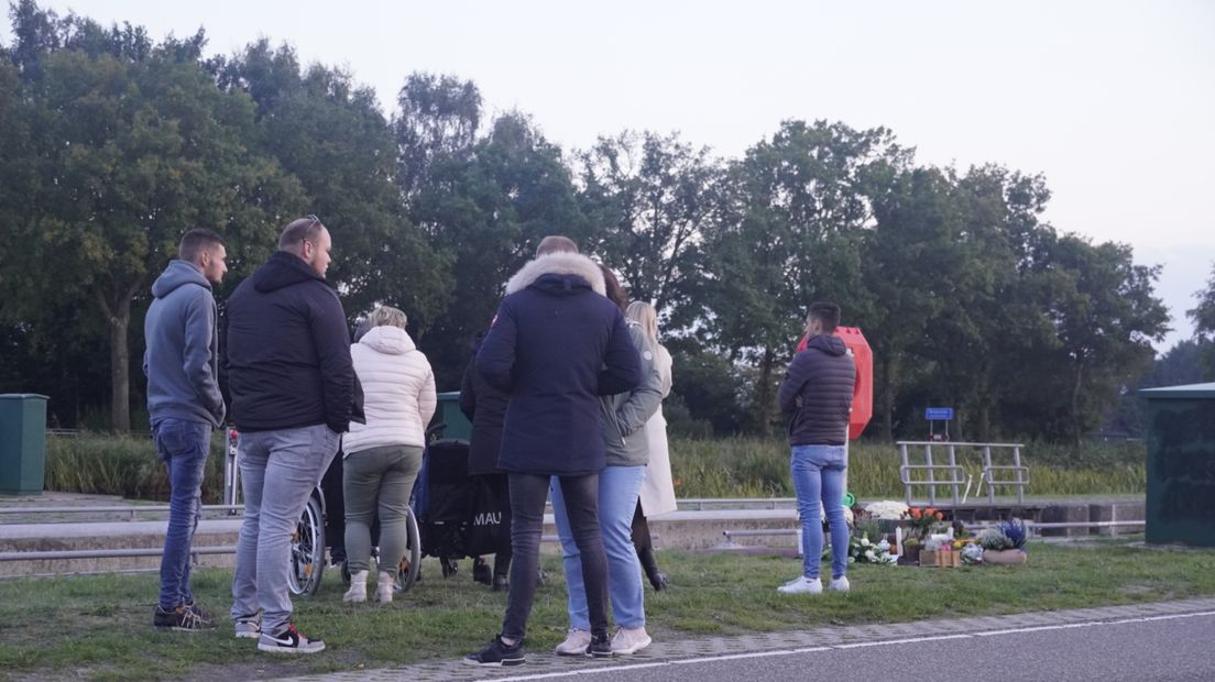 Mensen komen samen op de plek van het ongeval bij Vledderveen