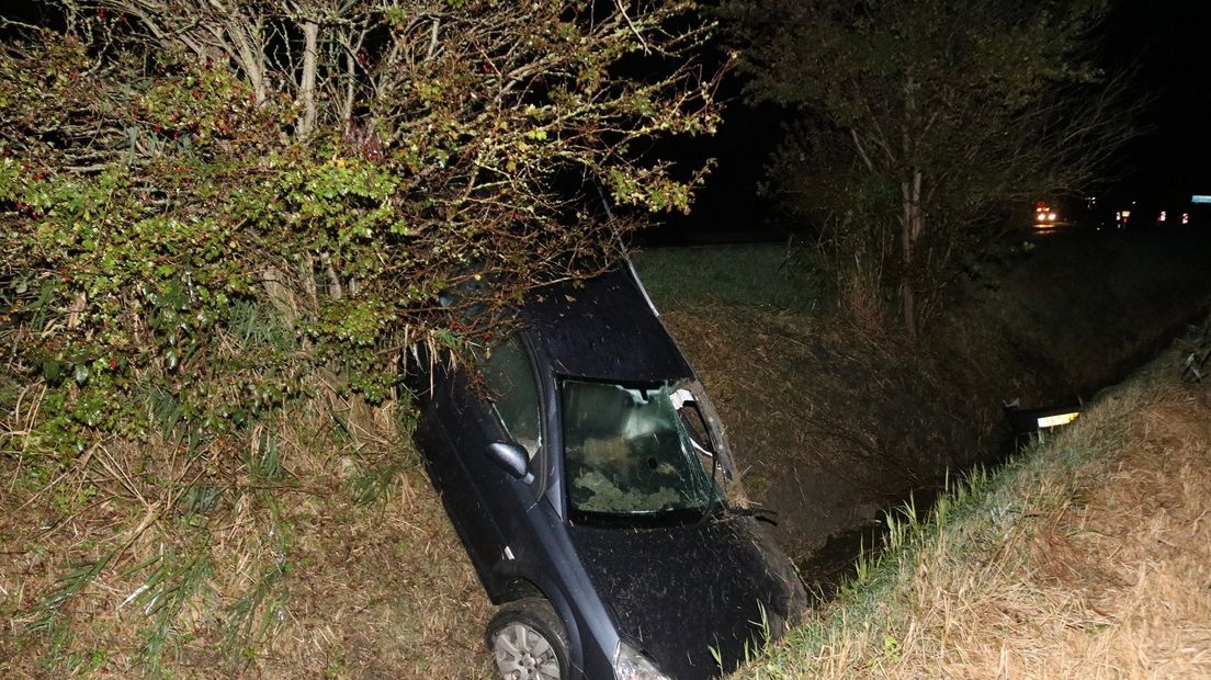 Auto belandt in sloot bij Biggekerke
