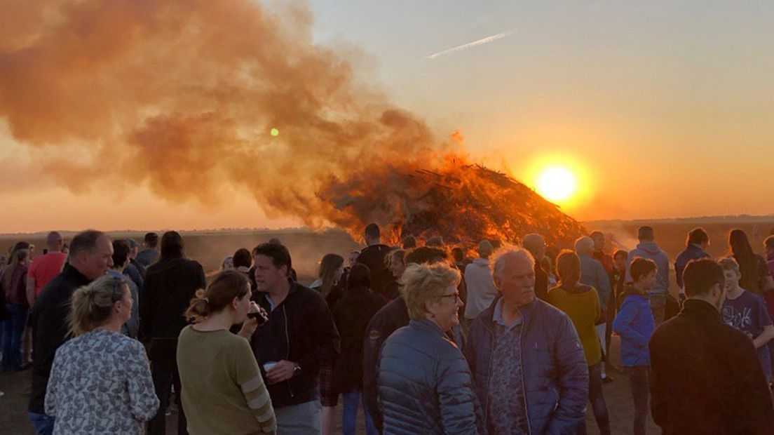 Mensen kijken naar een paasvuur