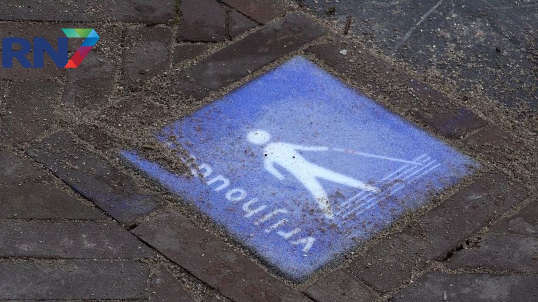 Houd de lijn vrij!-tegels naast blindegeleidelijn in Wijchen