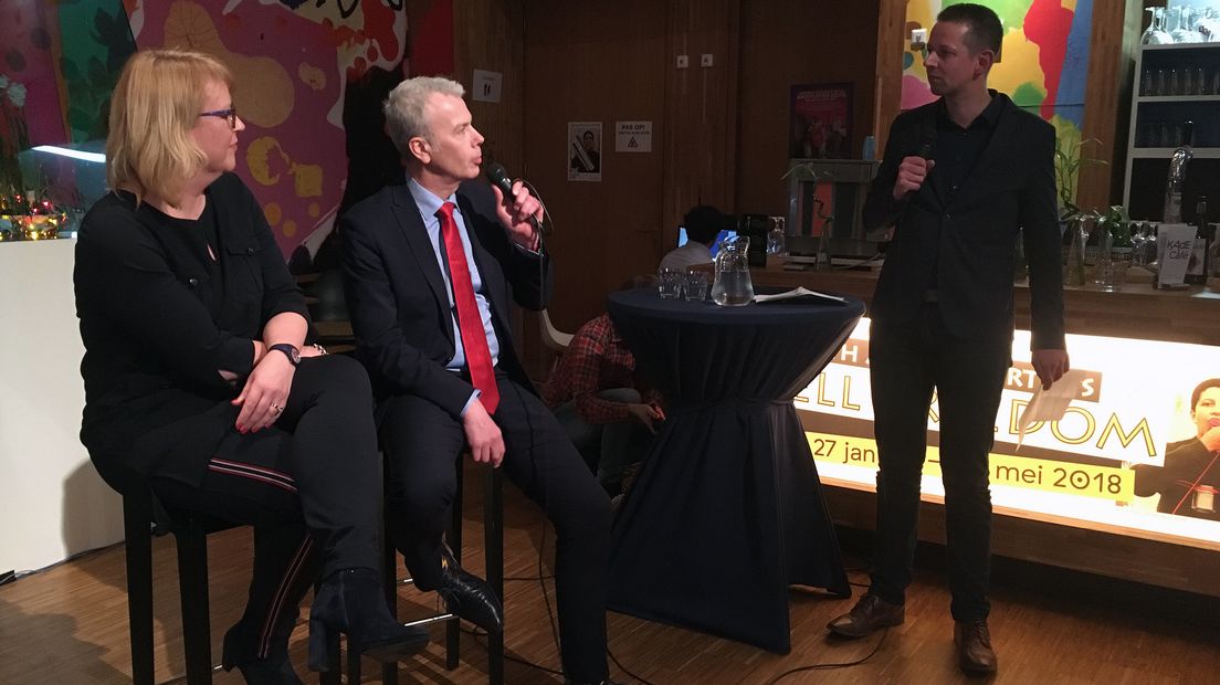 Wethouders Fleur Imming en Hans Buijtelaar en gespreksleider Kees Hoogendijk.
