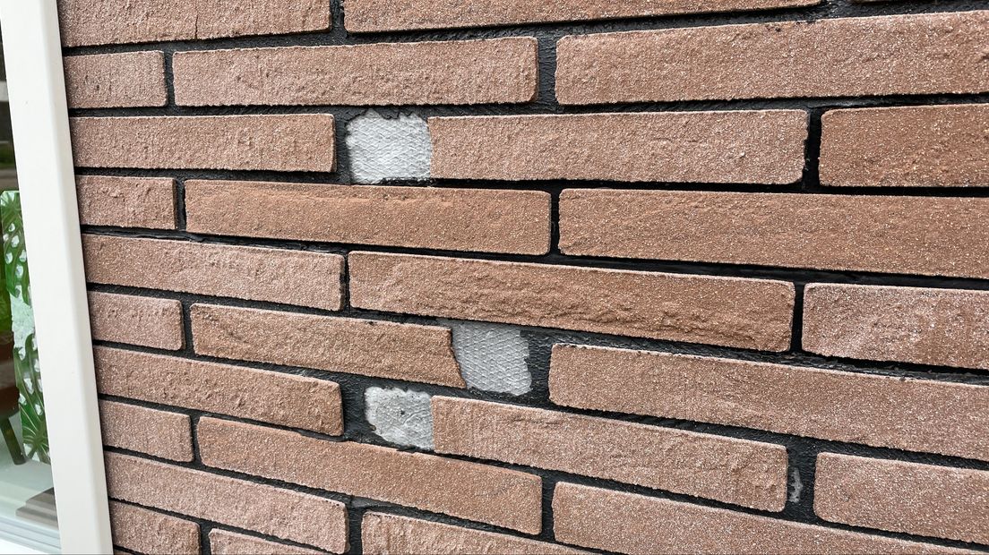 Steenstrips raken los bij versterkte huizen Appingedam: 'Alles knapt kapot'