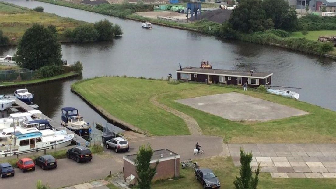 Oude VVV-boot wordt in Steenwijk gelegd