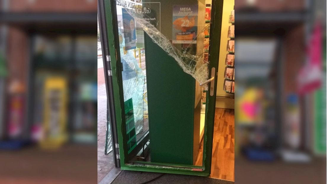 Raam van deur geforceerd om binnen te komen