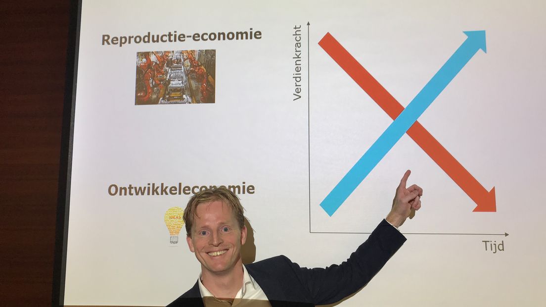 Onderzoeker Sierdjan Koster van de RUG legt uit waarom Drentse steden meer moeten inzetten op ontwikkel-economie (Rechten: Serge Vinkenvleugel/RTV Drenthe)