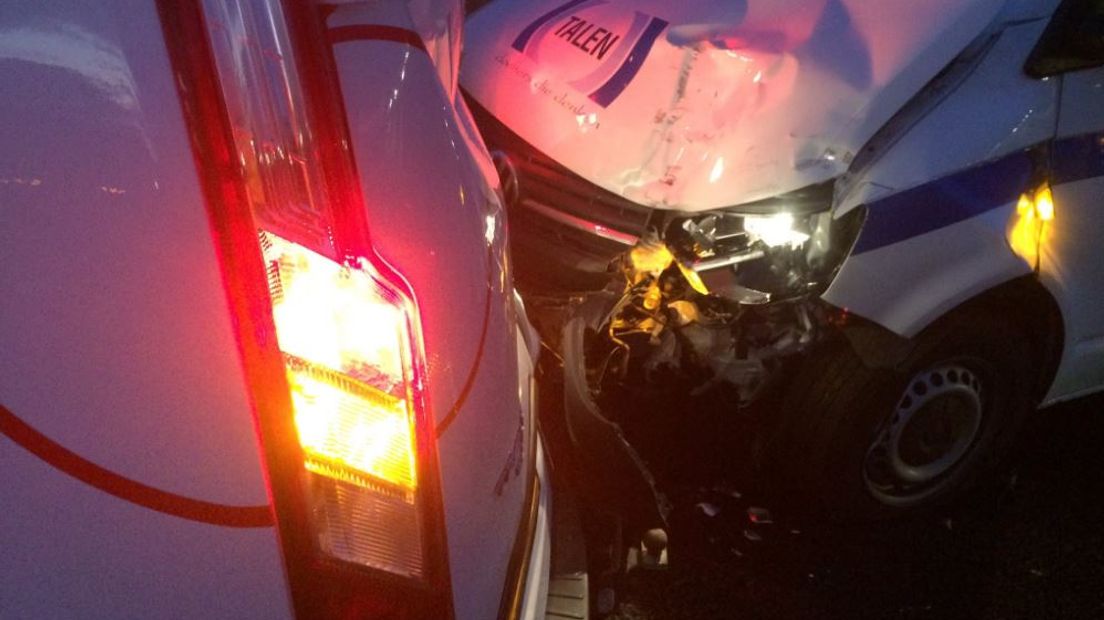 Op de A28 bij Ermelo zijn maandagochtend in de richting van Amersfoort zes busjes, een personenauto en een motor op elkaar gebotst. Dat meldt een weginspecteur van Rijkswaterstaat.