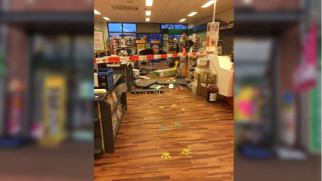 Chaos in Readshop Nieuwleusen na ramkraak
