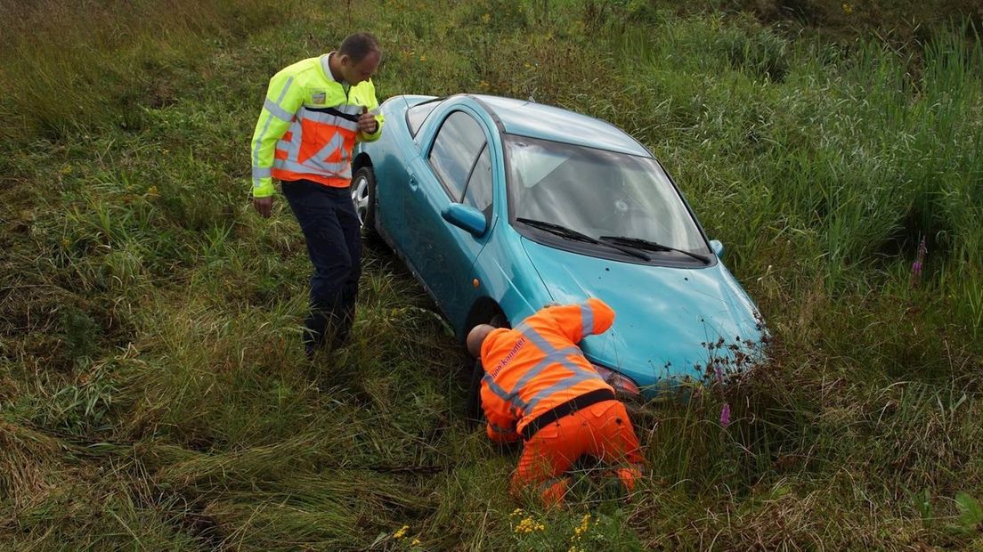 Auto in de berm geschoten op A28 bij Lankhorst