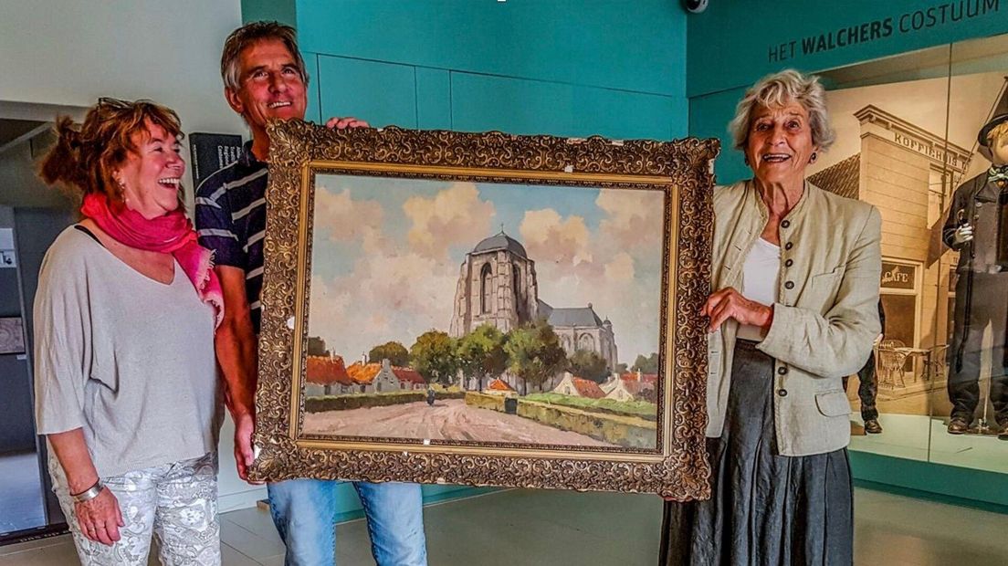 Wotienke en Jan Zoetbrood dragen het schilderij van Henk van de Ende over aan Maxi Joustra van Museum Veere