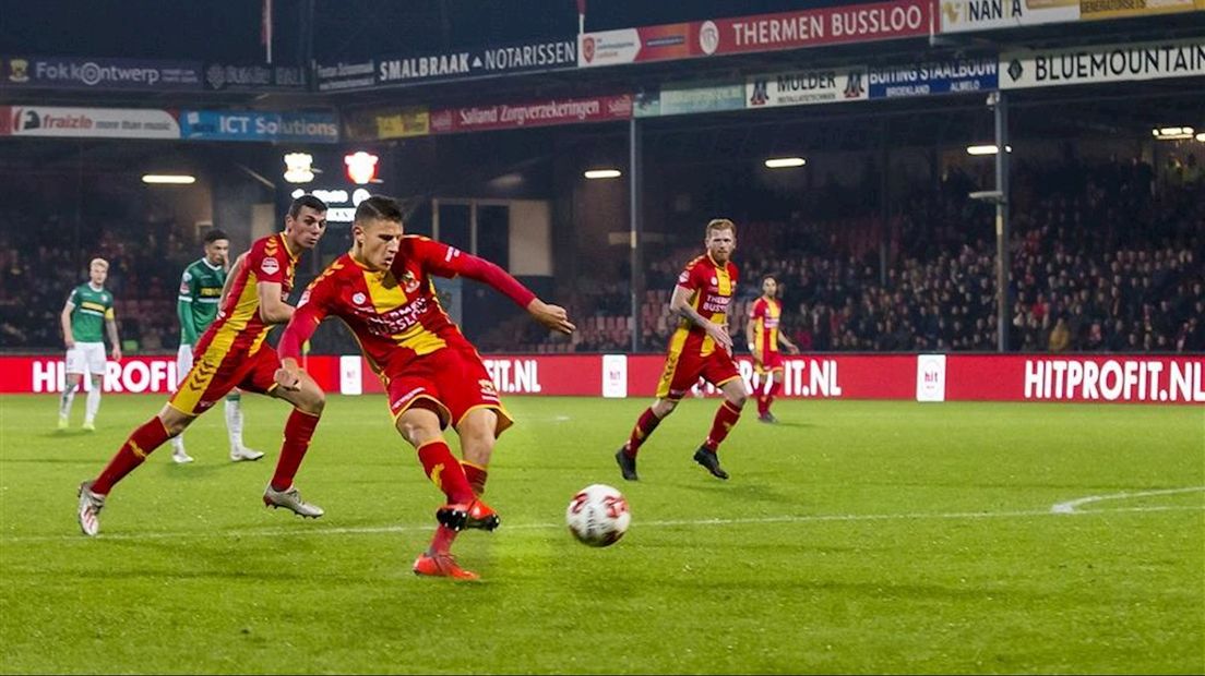 Jenthe Mertens maakt de 2-0 tegen FC Dordrecht