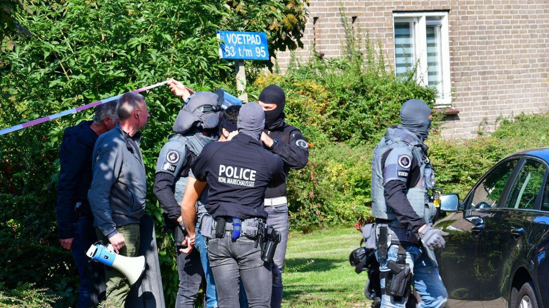 De politie heeft maandagmiddag een grote politieactie op touw gezet in de Arnhemse wijk Presikhaaf.