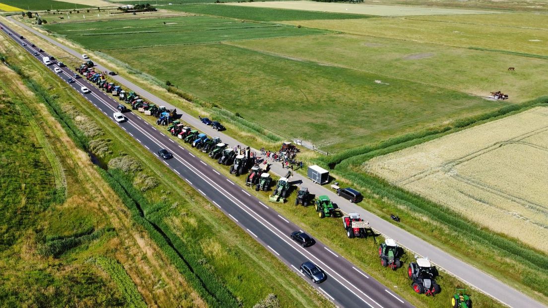 Boerenprotest aan de N57 tussen Middelburg en Serooskerke