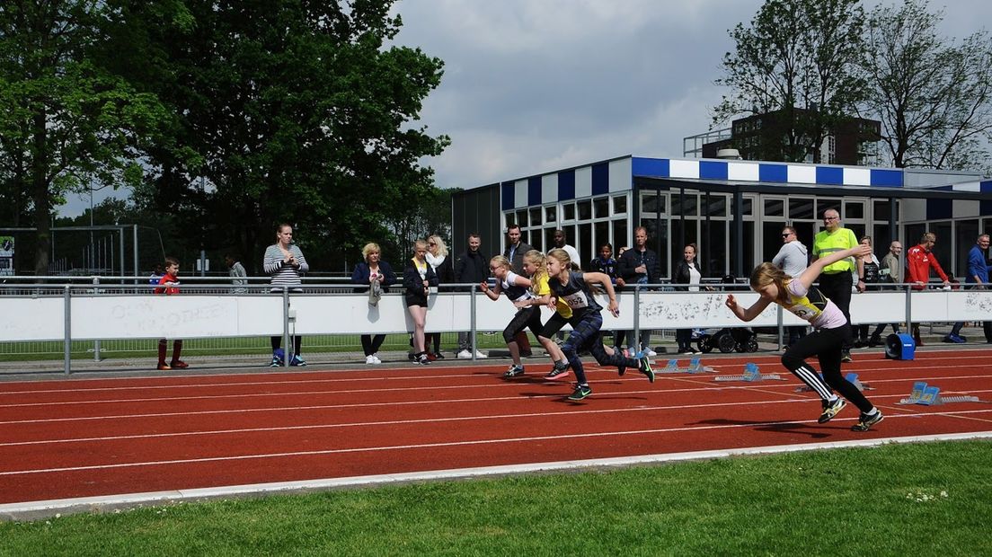 Een atletiekbaan, een voorbeeld waar een jongere vrijwilligerswerk kan doen.