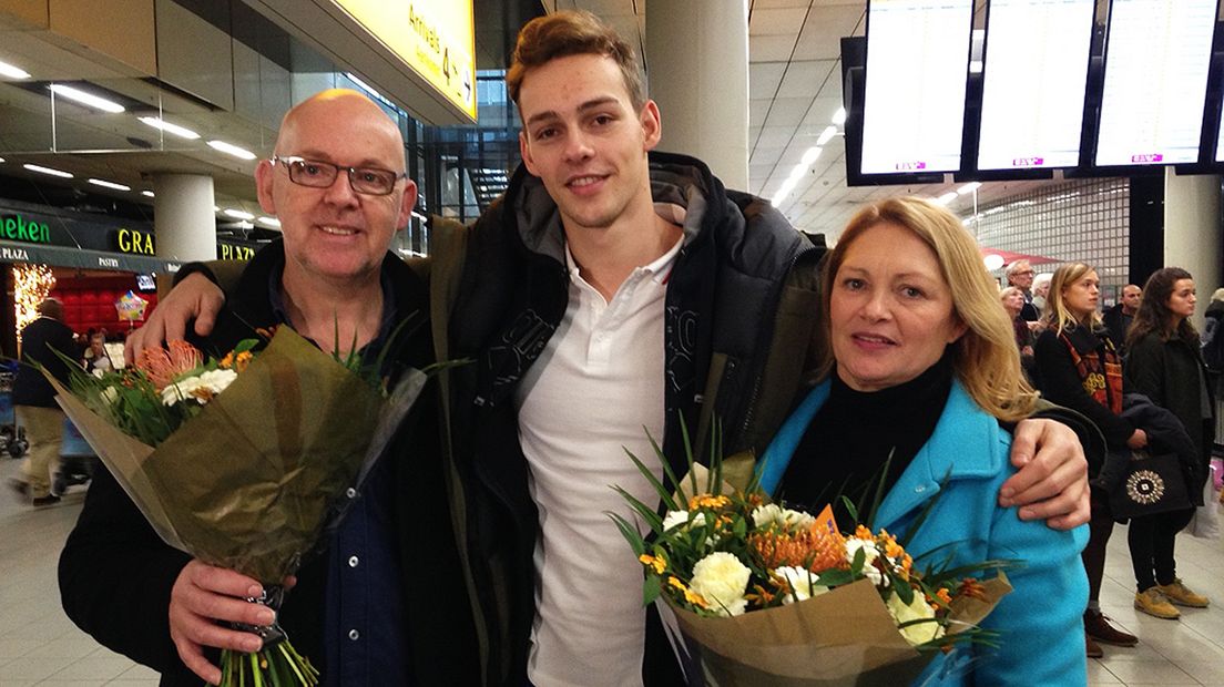 Jesse met zijn ouders op Schiphol.