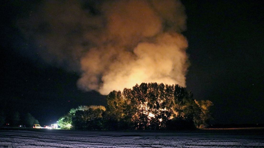 De rookwolk door de schuurbrand bij Kapelle was in de wijde omtrek te zien