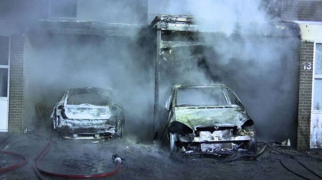 Auto's en carport volledig verwoest door brand.