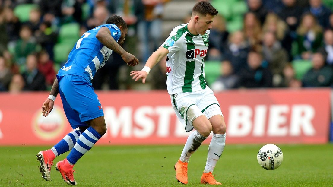 Ajdin Hrustic controleert de bal.