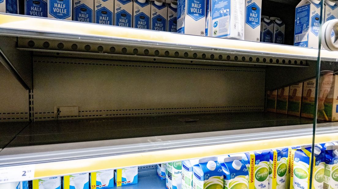Lege schappen bij de zuivelafdeling in een supermarkt van de Jumbo, als gevolg van de boerenblokkades bij distributiecentra