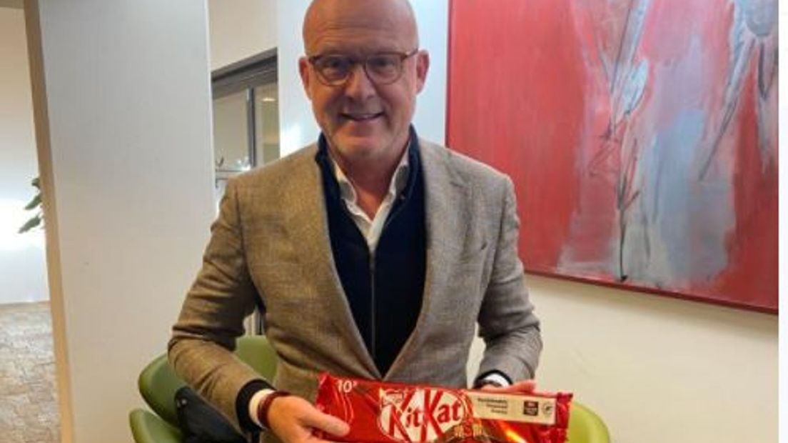 Wilco van Schaik met de KitKat-repen.
