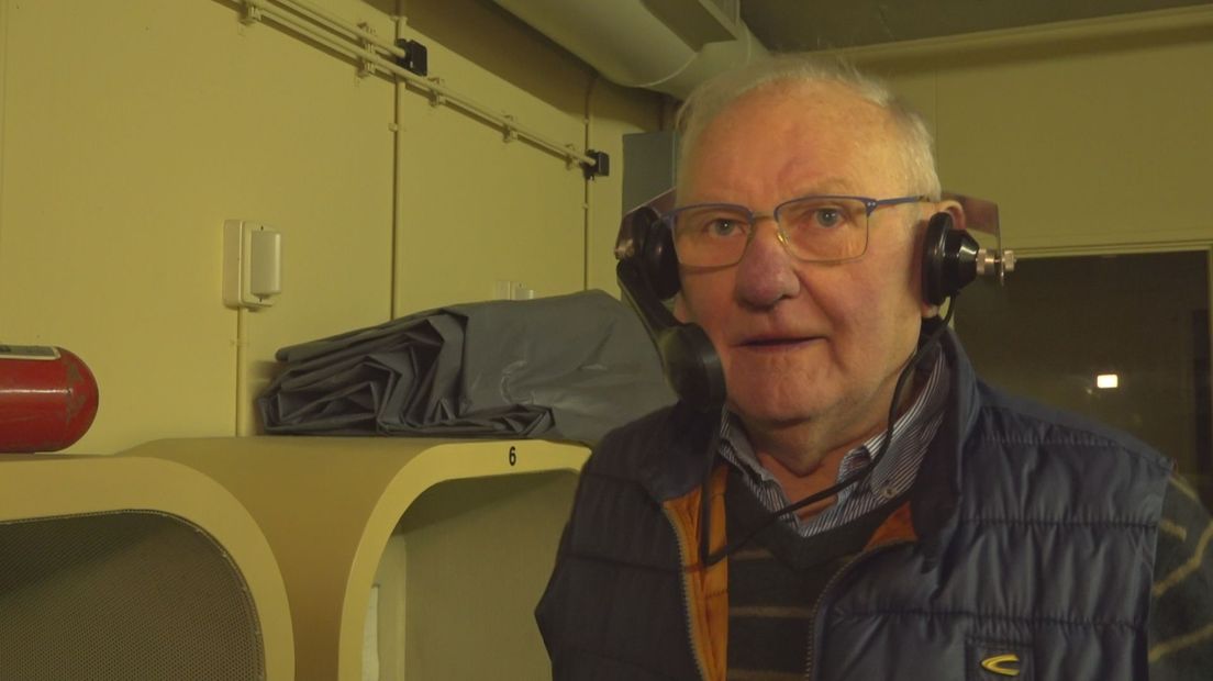 Gerrit Haverslag met een koptelefoon uit de telefooncentrale in de bunker