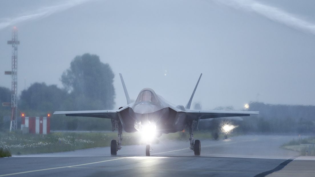 De F-35 bij Leeuwarden.