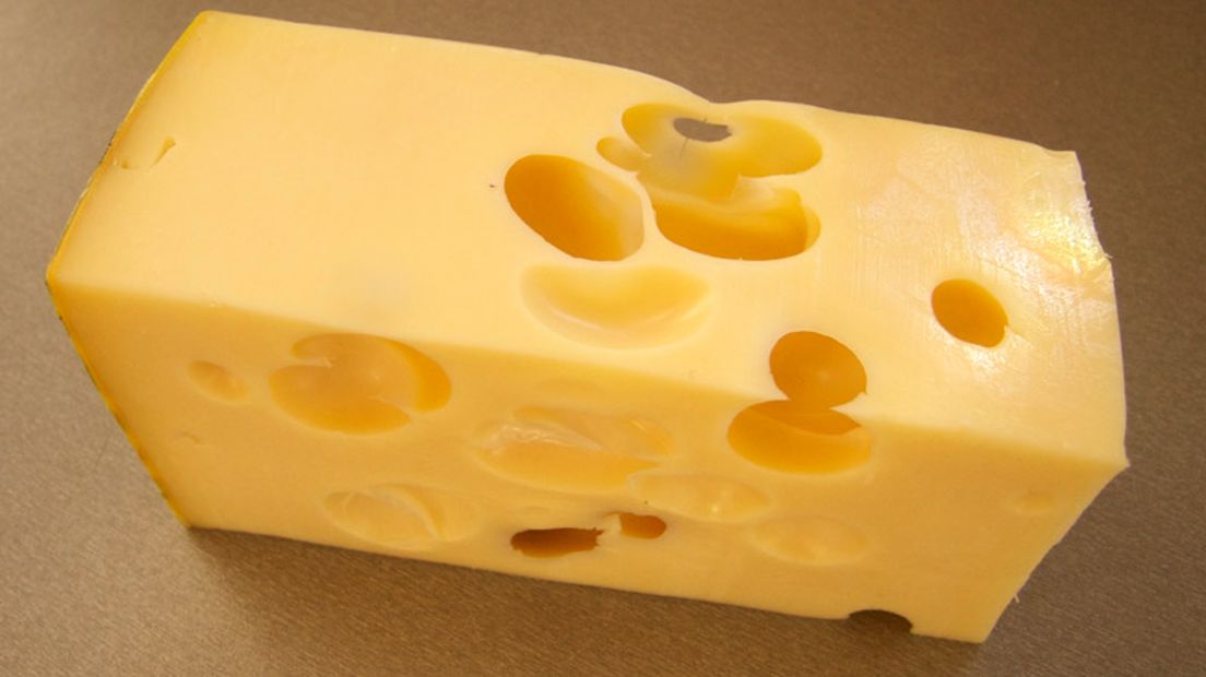 Wat gebeurt er met een kaas als daar door een keurmeester een gat uit is geboord? Rijnmond Wat gebeurt er met een kaas als daar door een keurmeester een gat uit is geboord? Rijnmond