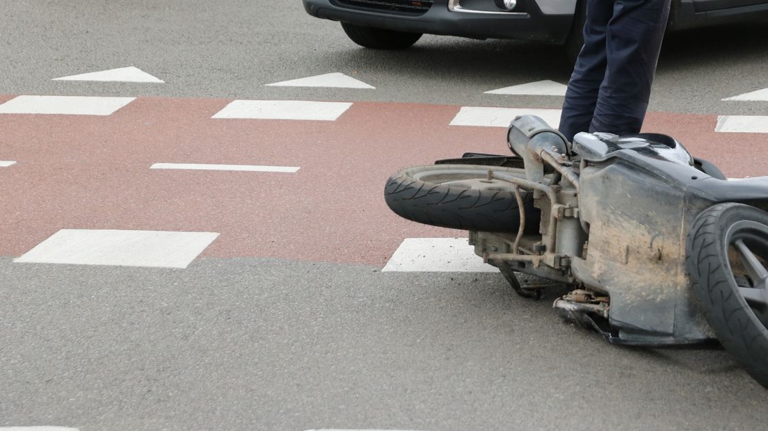 De scooter die op de grond ligt bij de Oostersluis in Stad