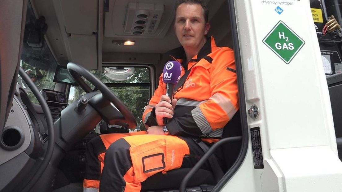 Gerhard in zijn afvalinzamelingswagen op waterstof.