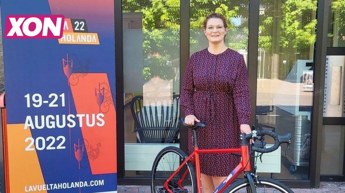 Burgemeester Magda Jansen met de Vuelta-fiets