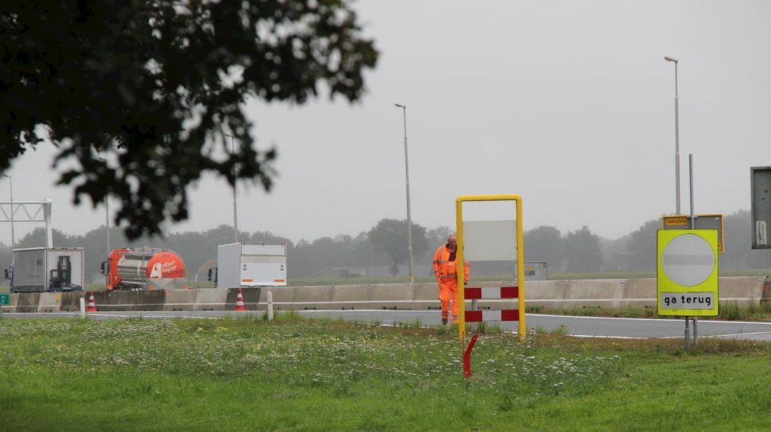 Op deze parkeerplaats langs de A1 tussen Bathmen en Holten is een lichaam aangetroffen