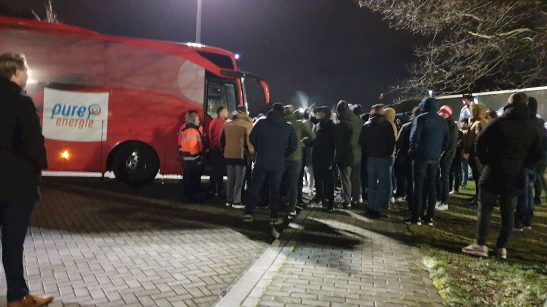 Spelersbus van FC Twente wordt opgewacht door boze supporters