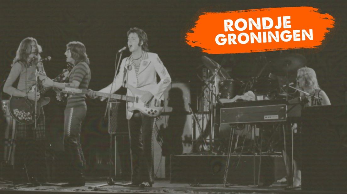 Paul McCartney (voorgrond) tijdens het concert met Wings in Groningen