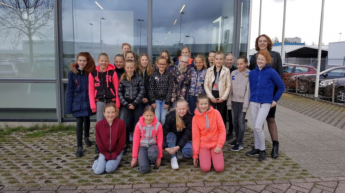 Groepsfoto op Girlsday bij Koninklijke van Wijhe Verf