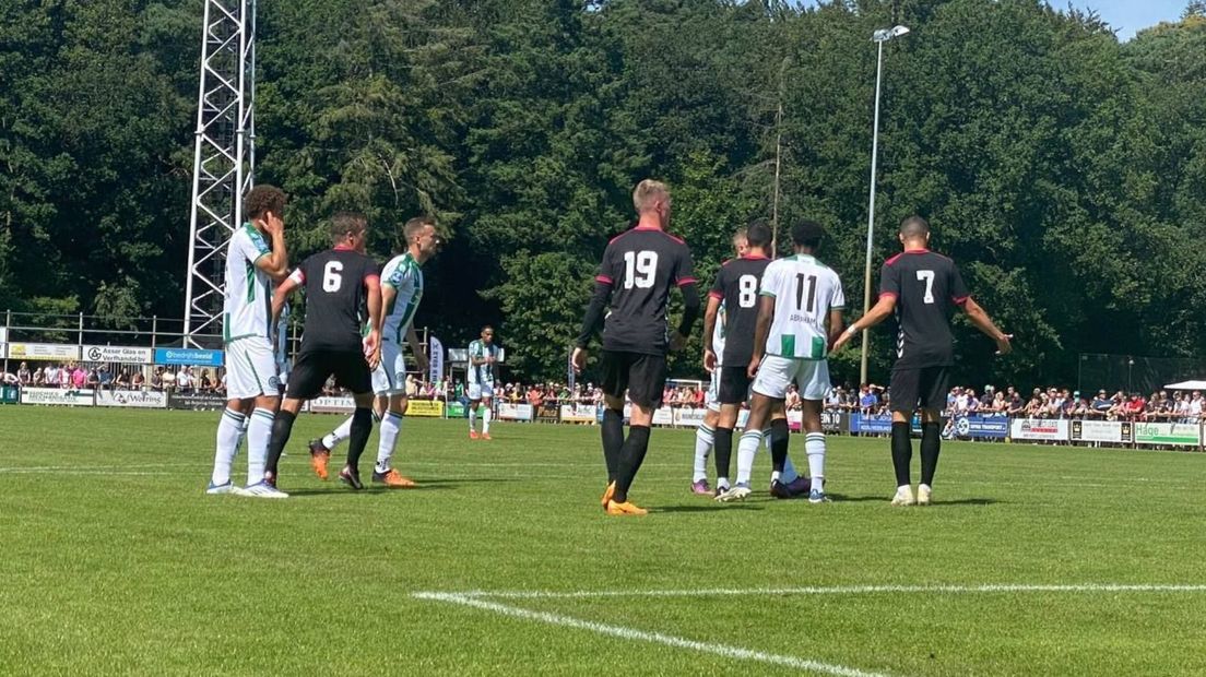 Spelers maken zich op voor een corner